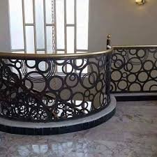 تثبيت درابزين ليزر بدون كابوستا يعطي مظهرًا أنيقًا ونظيفًا على الدرج في خميس مشيط.