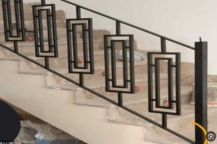 درابزين حديد مزخرف: تصميم مزخرف يضفي جمالية للمساحات ويعزز الأمان.